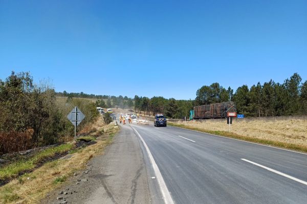 Imagem referente a notícia: Carreta carregada com adubo tomba e espalha carga pela BR-376 em Ponta Grossa