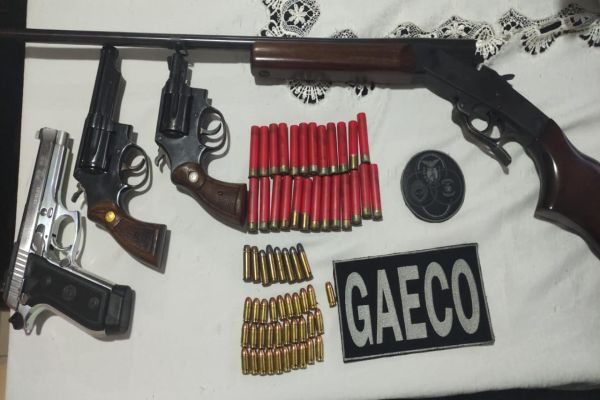 Imagem referente a notícia: Gaeco cumpre ordens de busca e apreensão em investigação sobre ilegalidades na compra de combustível pela Câmara Municipal de Quedas do Iguaçu