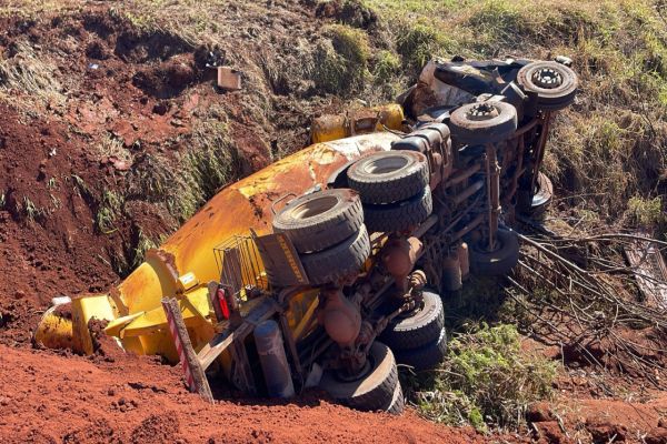 Motorista escapa ileso de grave colisão entre Caminhão e Furgão na BR-369, em Cascavel