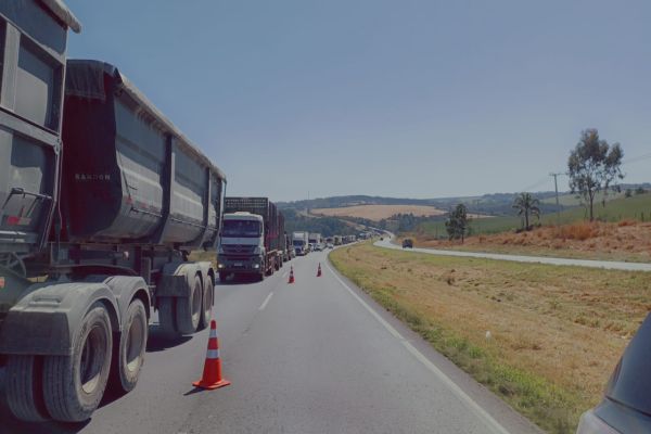 Caminhões se envolvem em colisão e carreta bloqueia parte da BR-376 em Ponta Grossa