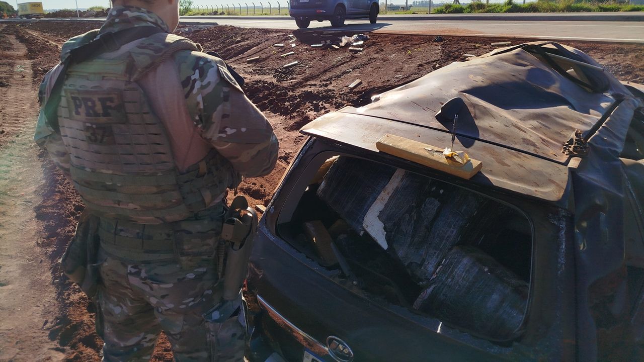 Traficante capota caminhonete com quase meia tonelada de maconha na PR-180 no oeste do Paraná