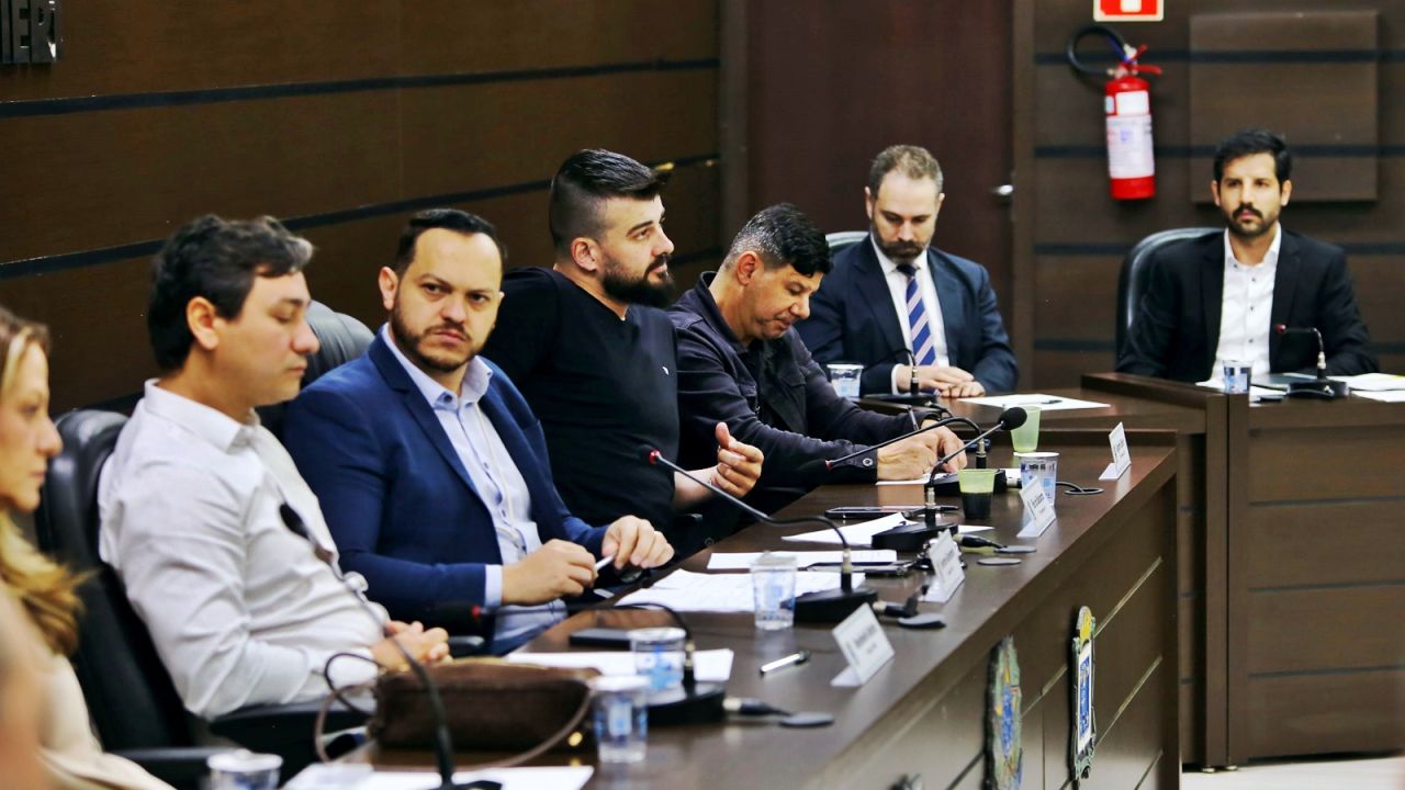 Vereadores e representantes do Ministério Público, OAB e Procon ouvem as explicações da Copel