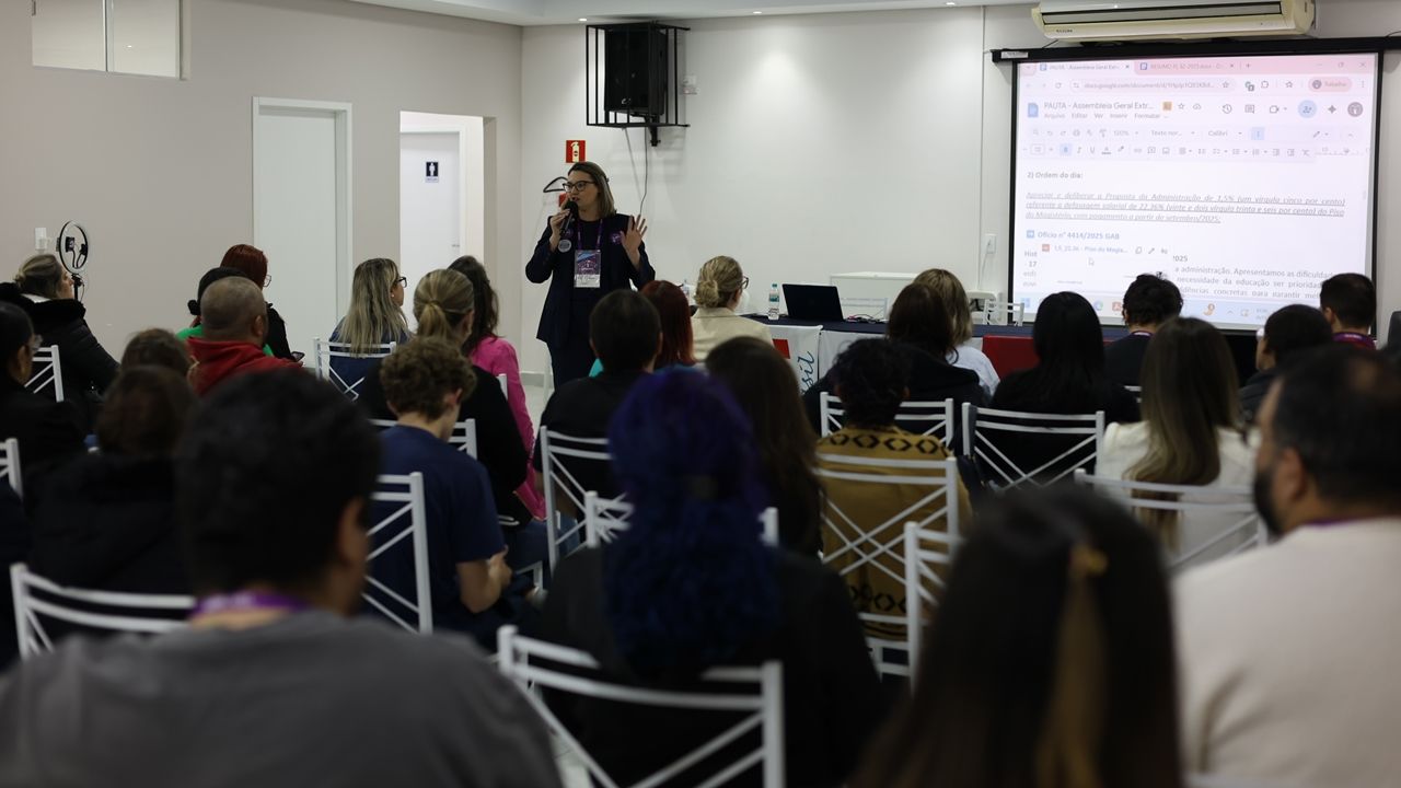 Professores de Cascavel aprovam reposição de 1,5% e mantém cobrança por 20,55%