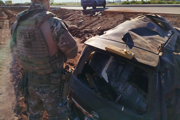 Imagem referente a notícia: Traficante capota caminhonete com quase meia tonelada de maconha na PR-180 no oeste do Paraná