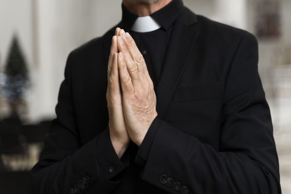 Imagem referente a notícia: Padre de Cascavel é afastado após denúncia de Pedofilia