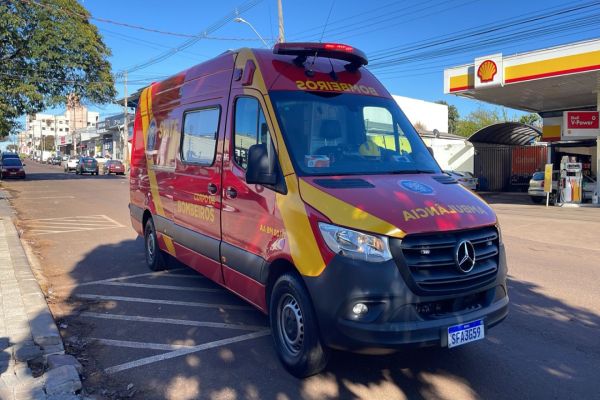 Imagem referente a notícia: Jovem de 21 anos fica ferido em acidente entre moto e Hilux no bairro São Cristóvão em Cascavel