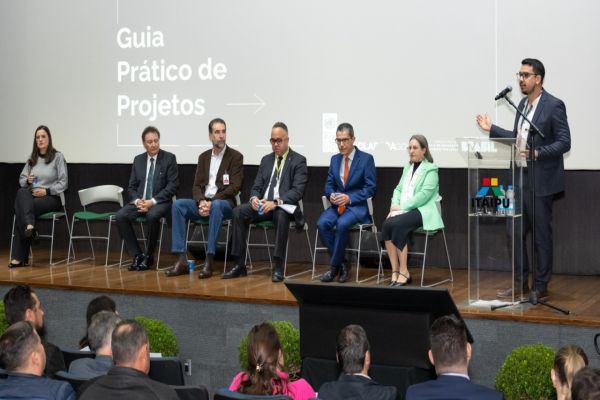 Imagem referente a notícia: Programa Mais Engenharia vai melhorar qualidade dos projetos em 50 municípios do Paraná