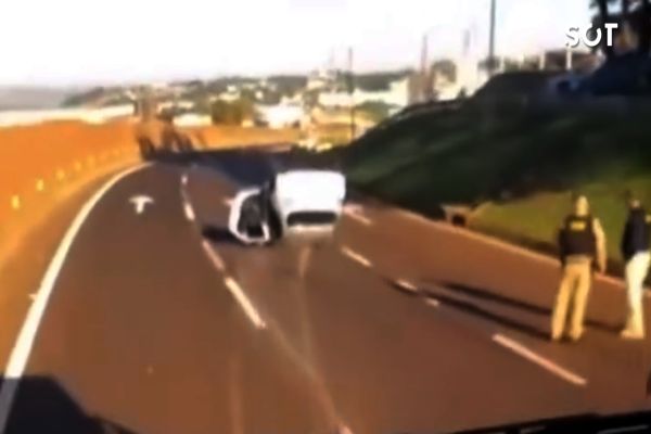 Imagem referente a notícia: Após perseguição policial, carro roubado em Cascavel capota na BR-277 em Matelândia