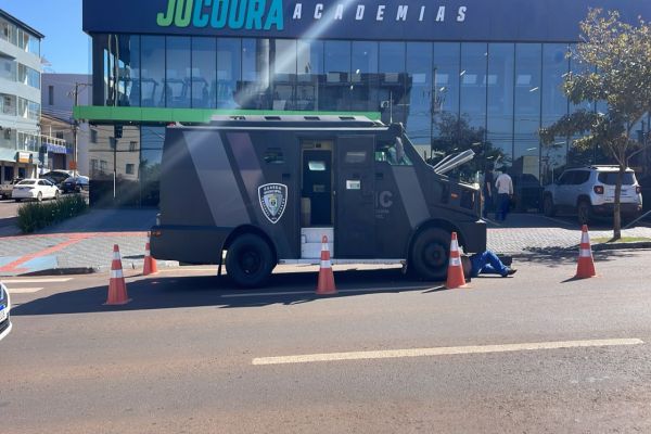 Imagem referente a notícia: Caveirão da Guarda Municipal enguiça e bloqueia trânsito no centro de Cascavel