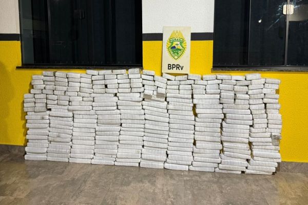 Imagem referente a notícia: Casal é preso com mais de 144 kg de maconha na BR-277 em Santa Tereza do Oeste
