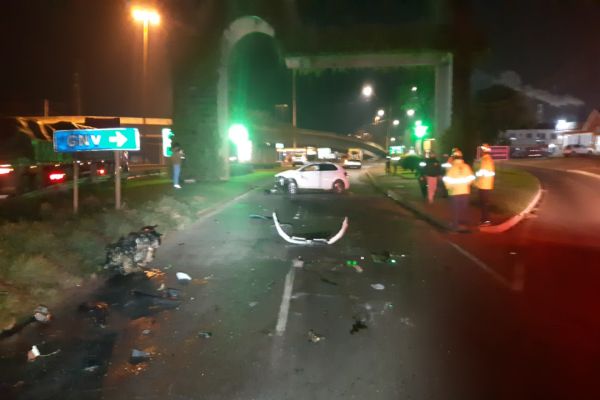 Imagem referente a notícia: Colisão frontal deixa motorista gravemente ferido na BR-376 em Ponta Grossa