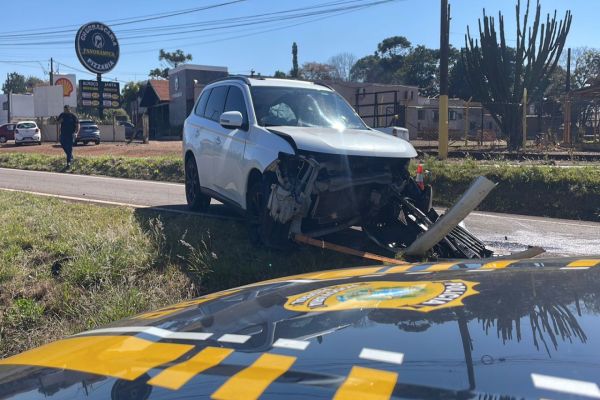 Imagem referente a notícia: Condutor perde controle de Outlander e bate em barranco após ser fechado na PRc-467 em Cascavel