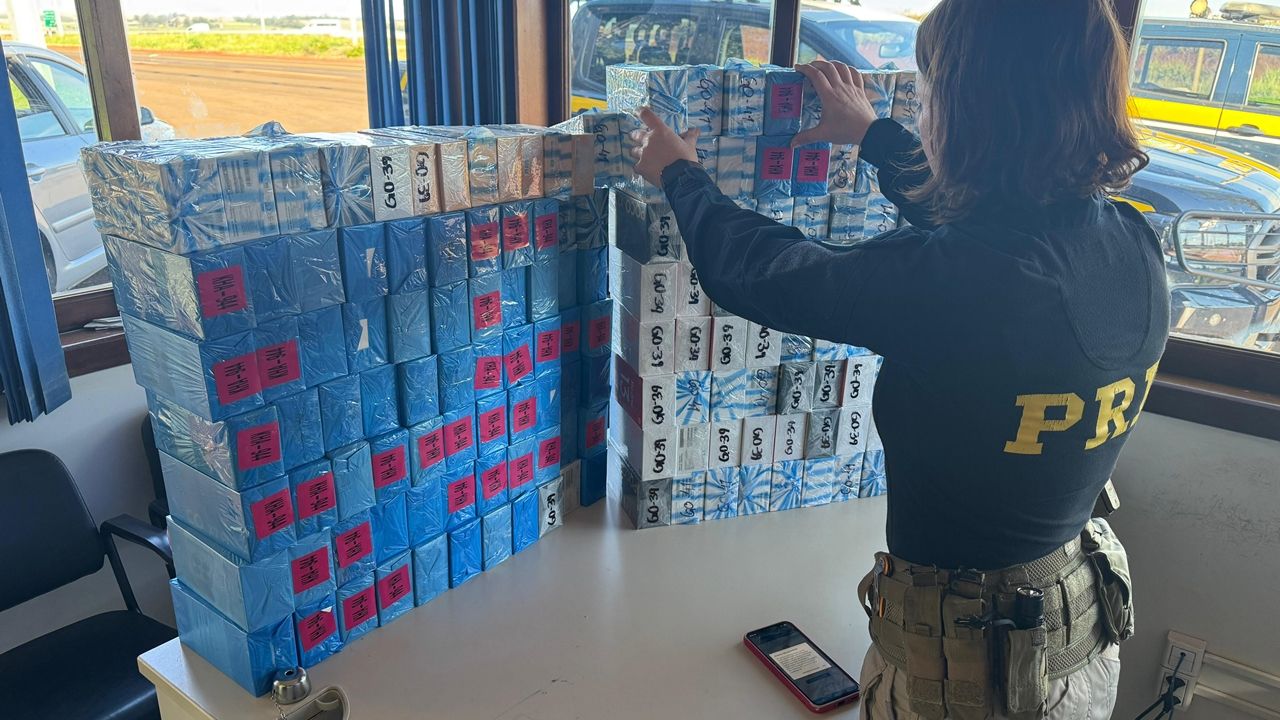 PRF intercepta carro e descobre 150 celulares ilegais na BR-163 em Cascavel