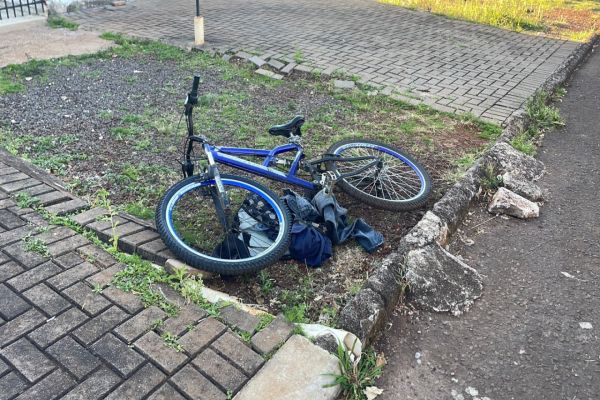 Imagem referente a notícia: Ciclista morre após atropelar gato e cair no asfalto, no Bairro Santa Felicidade em Cascavel