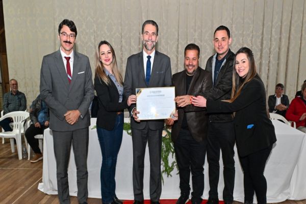 Imagem referente a notícia: Enio Verri recebe título de cidadão honorário de Quedas do Iguaçu