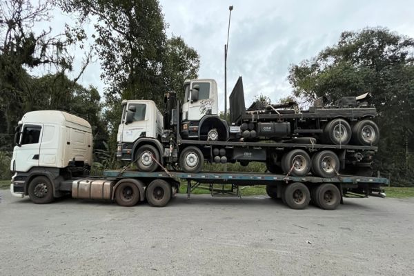 Imagem referente a notícia: PRF flagra caminhão paraguaio carregando outros dois caminhões de forma perigosa no litoral do Paraná