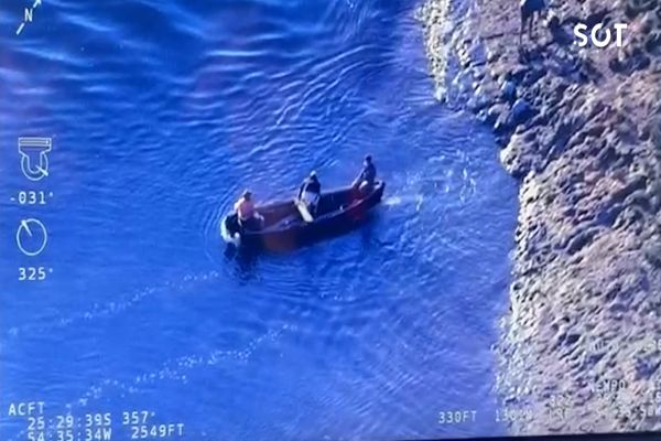 Imagem referente a notícia: Helicóptero da PM flagra barco carregado e apreende 45 kg de maconha em Foz do Iguaçu