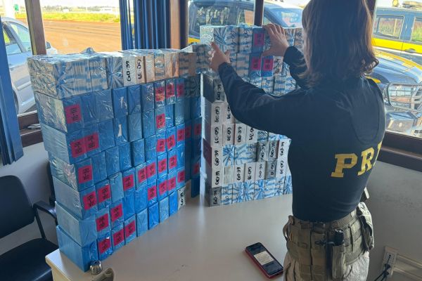 PRF intercepta carro e descobre 150 celulares ilegais na BR-163 em Cascavel