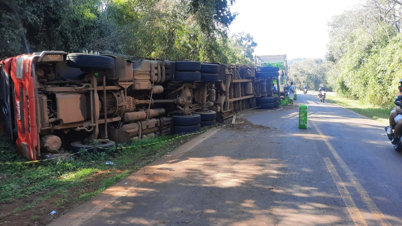 Caminhão tomba na PR-473 e chama atenção de motoristas em Quedas do Iguaçu