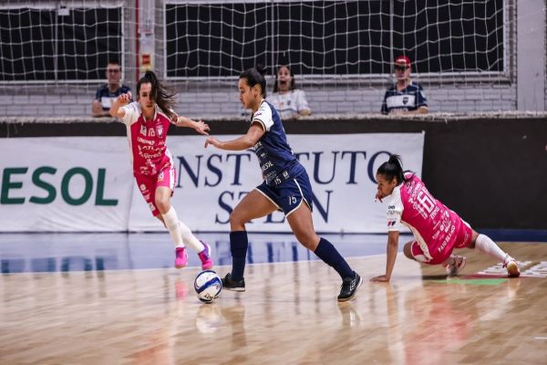 Imagem referente a notícia: Stein Cascavel Futsal atropela o Pato Branco e mantém liderança isolada no Paranaense Série Ouro