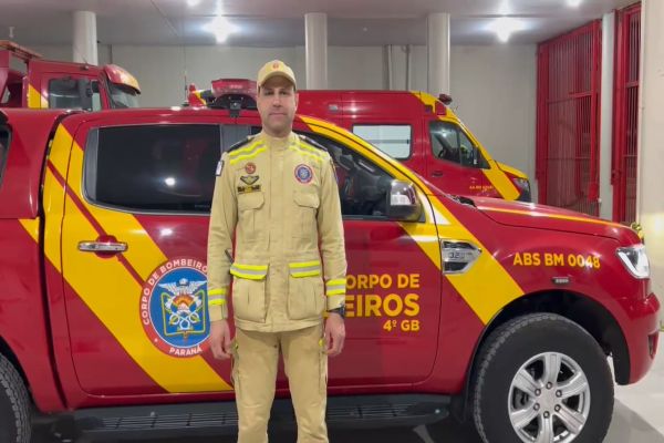 Imagem referente a notícia: Incêndio de grandes proporções atinge silo de grãos e mobiliza bombeiros em Cascavel