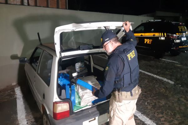 Imagem referente a notícia: PRF estoura esquema e apreende mais de 100 kg de maconha em carro roubado no Paraná