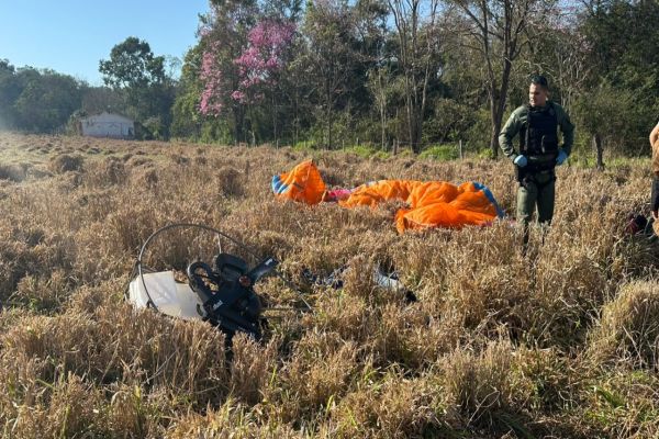 Imagem referente a notícia: Tragédia no céu: Policial morre após colisão de paramotor com fios de alta tensão em Missal
