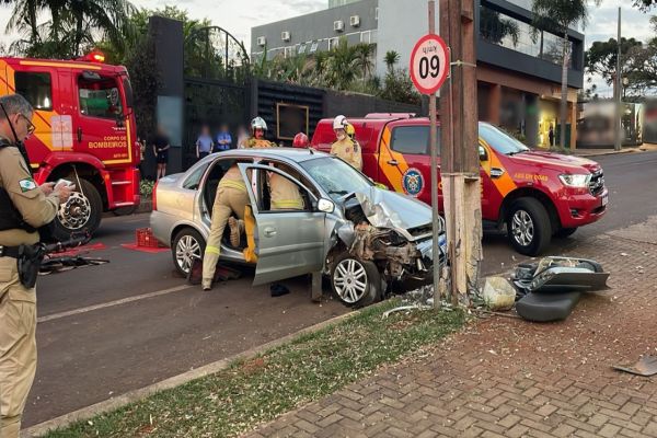 Carro bate em poste e deixa dois homens feridos no Centro de Cascavel