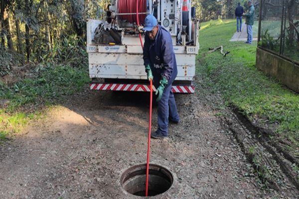 Sanepar busca parceria inovadora no uso das redes de esgoto para passagem de fibras ópticas