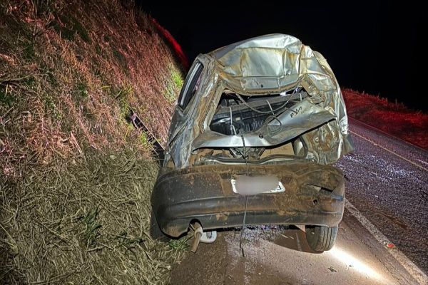 Jovem perde controle, capota carro e mobiliza socorro na PR-585 em Toledo