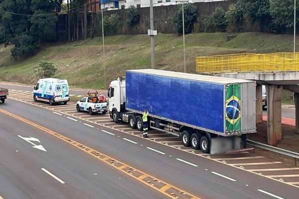 Caminhão atinge pick-up da EPR em acidente na BR-277 em Cascavel