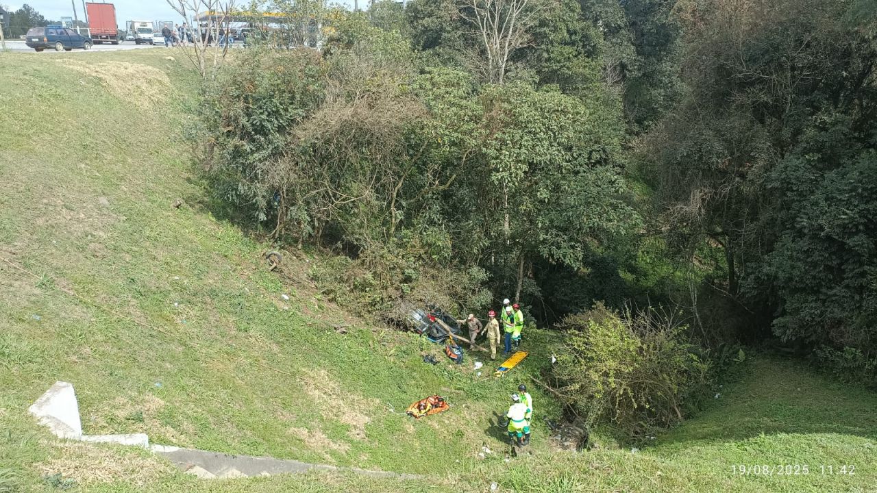 Colisão entre carro e caminhão deixa dois mortos e uma mulher ferida na BR-116 em Mandirituba