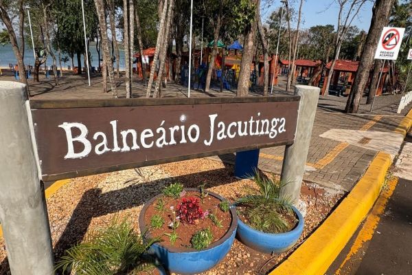 Imagem referente a notícia: Itaipulândia: Quiosques no Balneário Jacutinga ganham nova vida com pintura feita pela Secretaria de Turismo e Lazer