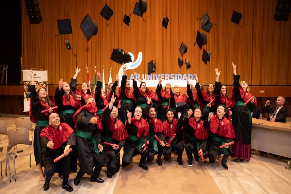 Imagem referente a notícia: PUCPR, Lar e Sescoop celebram formatura pioneira em Gestão Integrada de Agronegócios