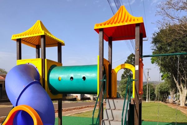 Imagem referente a notícia: Catanduvas ganha dois novos playgrounds e transforma espaços públicos em áreas de lazer para famílias