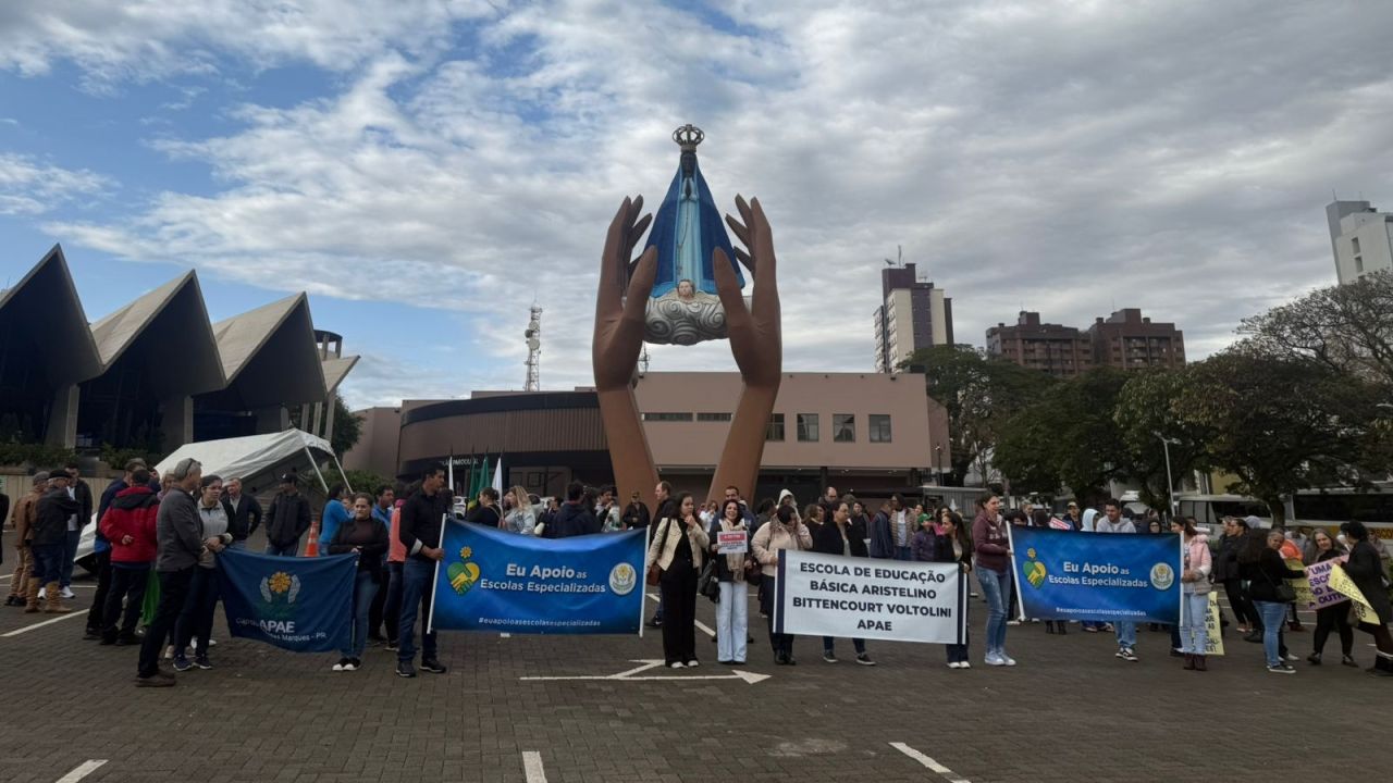 Protesto em Cascavel reúne mais de 500 pessoas contra decisão do STF que pode mudar escolas especiais