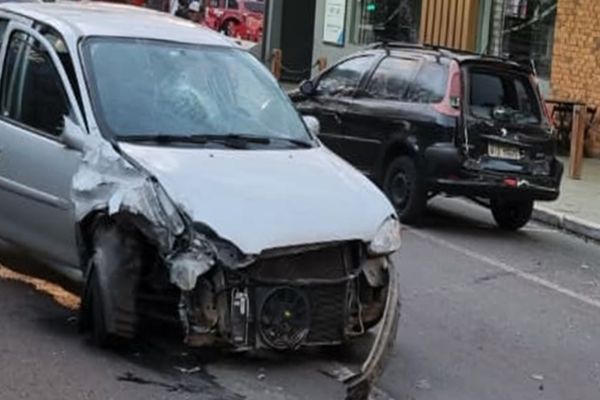 Imagem referente a notícia: Grave acidente no Centro de Cascavel deixa pai e filha feridos após colisão em série