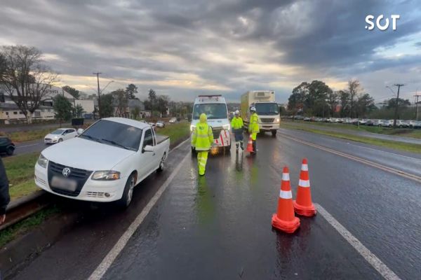 Imagem referente a notícia: Dois acidentes em sequência deixam idosa ferida e carro encavalado em guardrail na na BR-277 em Cascavel