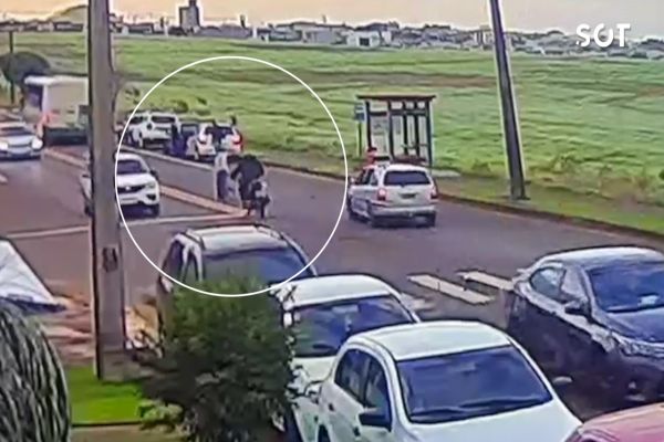 Imagem referente a notícia: Idosa é atropelada por moto em plena travessia no Jardim Clarito e piloto foge sem prestar socorro