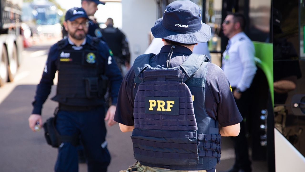 PRF realiza operação para fiscalizar veículos de transporte de passageiros em Santa Terezinha de Itaipu