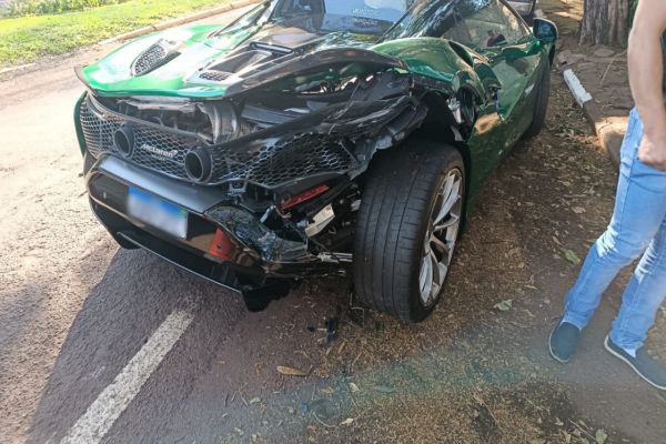 Imagem referente a notícia: Carro de luxo avaliado em R$ 3 milhões se envolve com Corsa no oeste do Paraná