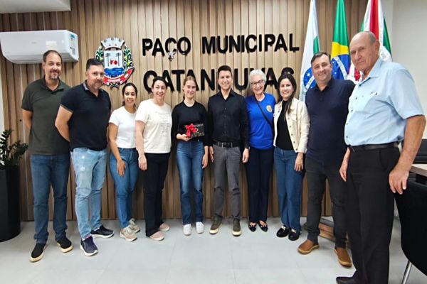 Imagem referente a notícia: Estudante alemã desembarca em Catanduvas e é recebida com homenagem pelo prefeito