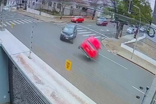 Mesmo com semáforo, esquina da Presidente Kennedy com Manoel Ribas continua sendo palco de acidentes em Cascavel