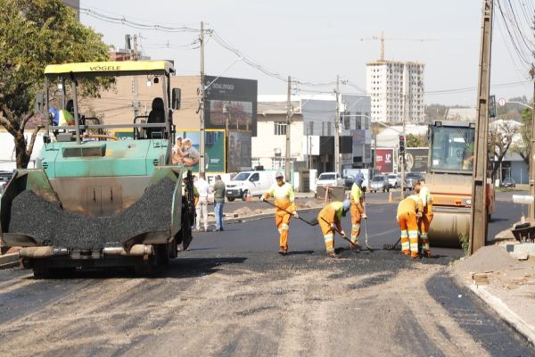 Imagem referente a notícia: Com trabalho de pavimentação, obra da Avenida Assunção avança e entra na reta final em Cascavel