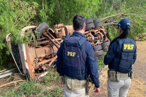 PRF apreende 200 mil maços de cigarros após acidente com carreta na BR-163, em Terra Roxa