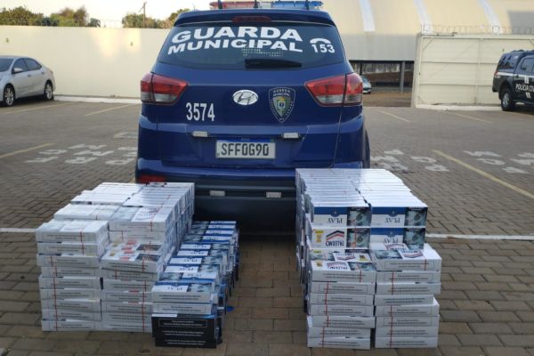 Casais são detidos com carga de cigarros em frente à rodoviária de Cascavel