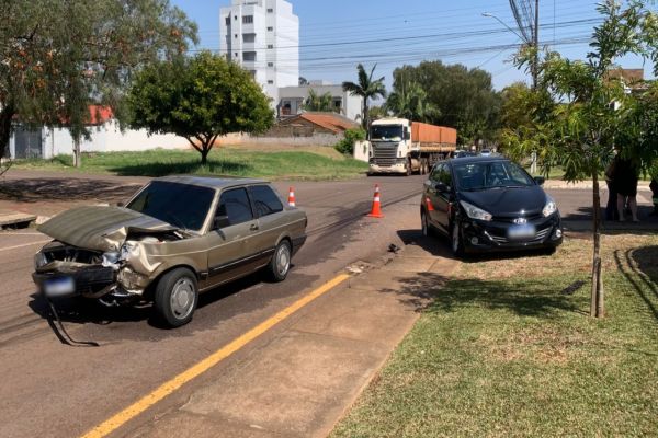 HB20 e Voyage colidem no Bairro Pacaembu em Cascavel