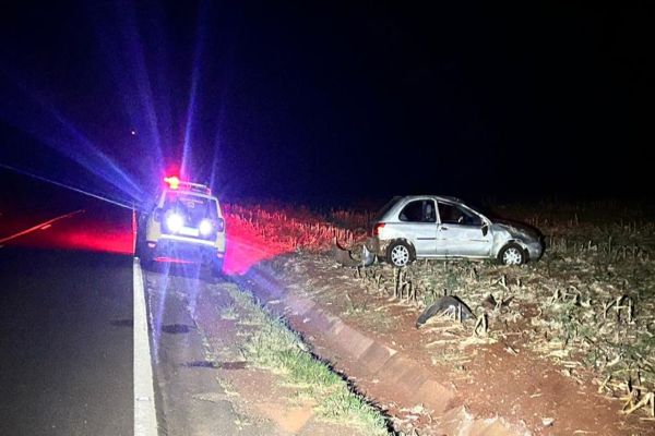 Carro capota e deixa cinco pessoas ficam feridas, entre elas duas crianças na PR-497 em Itaipulândia