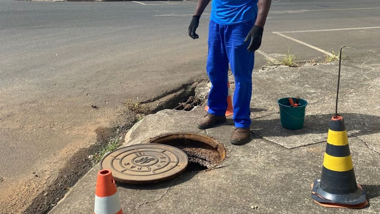 Esgoto: Sanepar orienta população a identificar vilões dos entupimentos durante vistorias