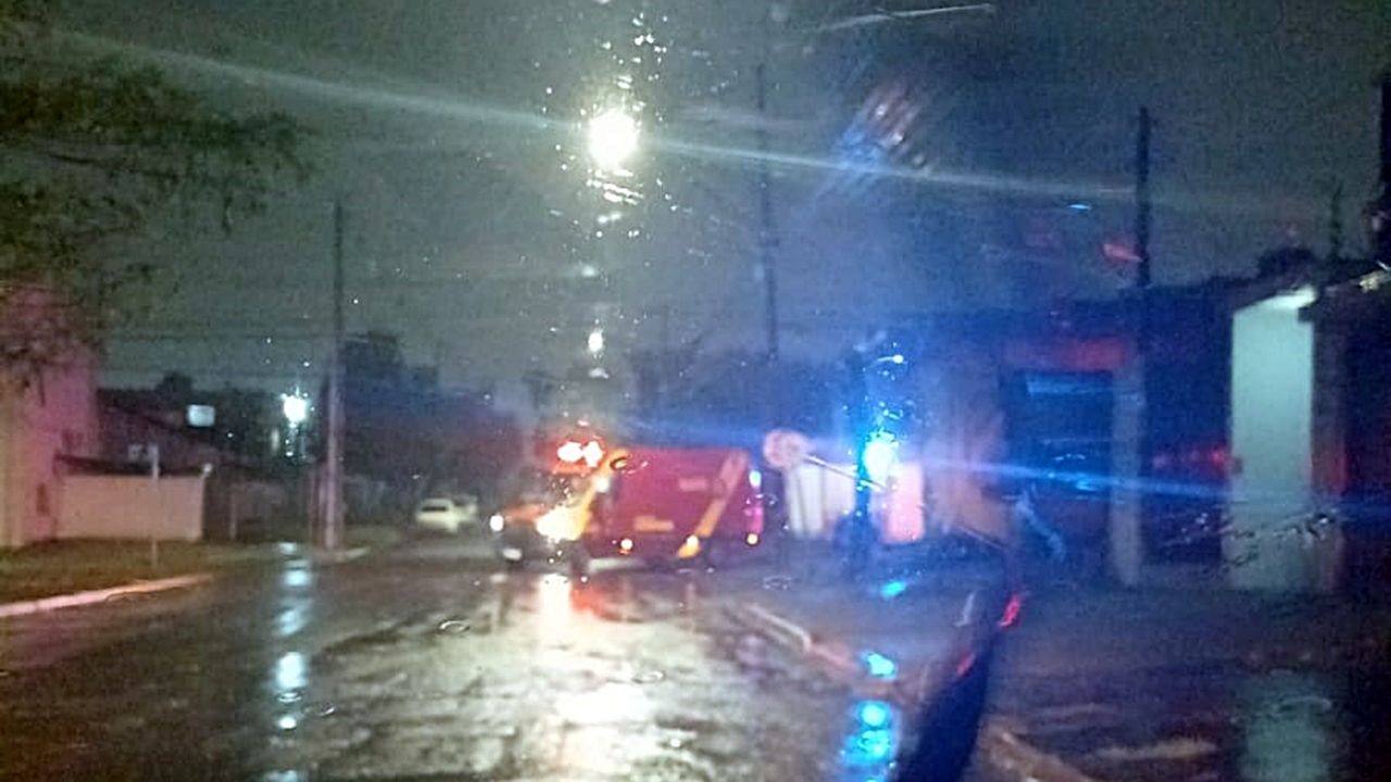 Forte colisão em cruzamento de Cascavel deixa mãe e filho feridos e mobiliza bombeiros